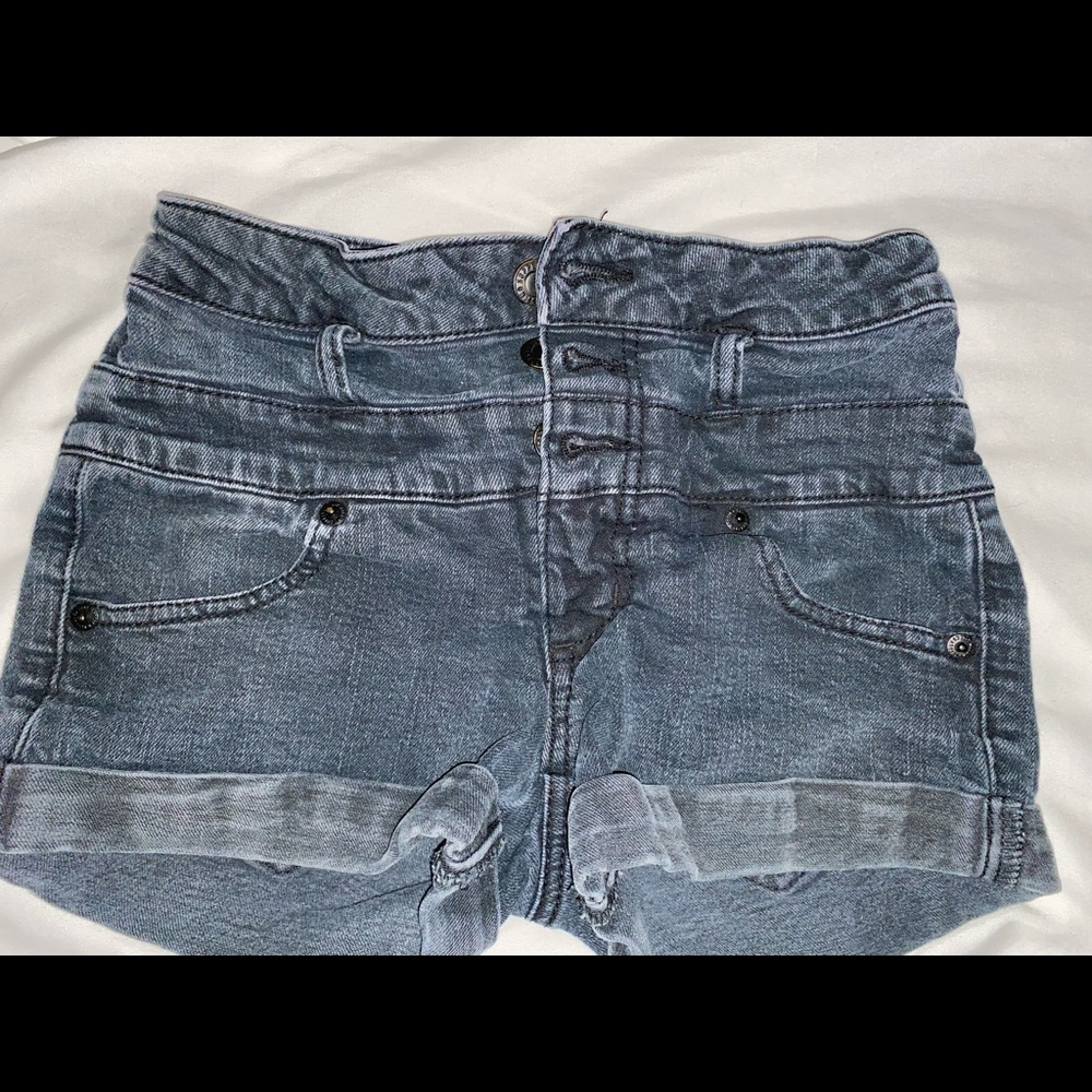 Missimo Women High rise Black shorts,  3 buttons!